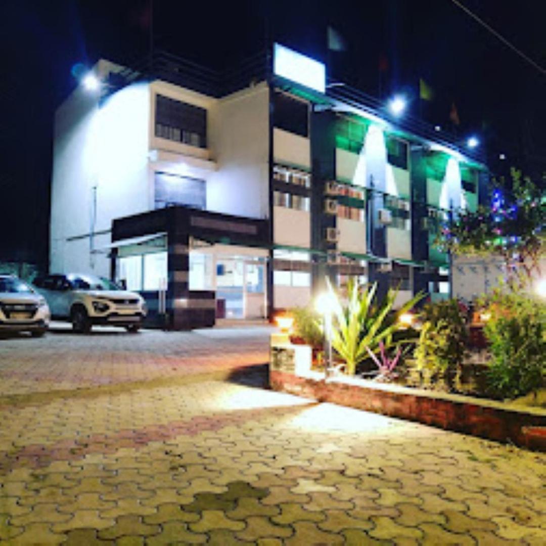 Hotel Parth Sitapur Muafi Zewnętrze zdjęcie